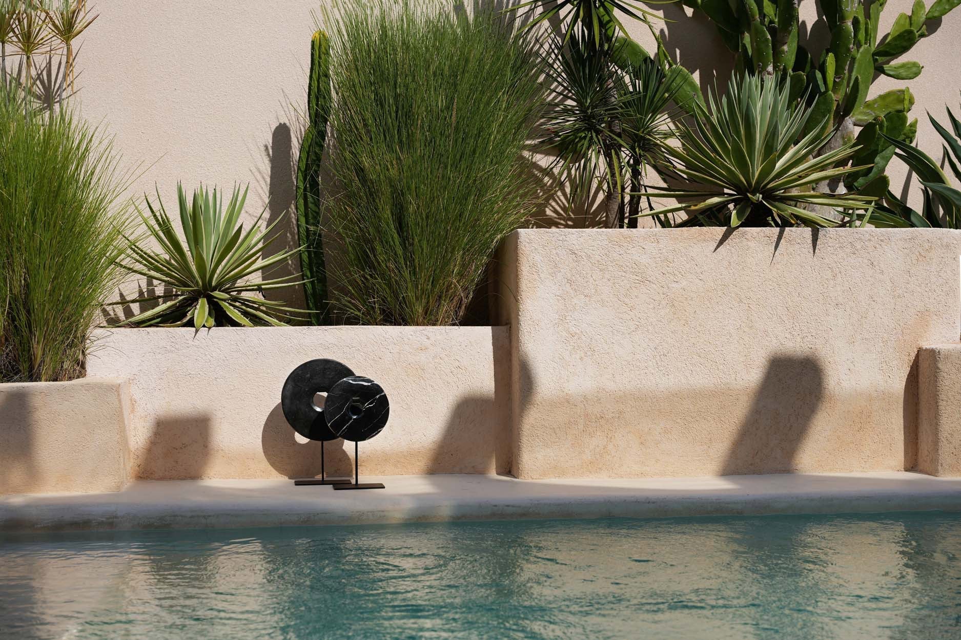 Kuro Sculptuur – Marmeren Schijf op Standaard (Zwart L)