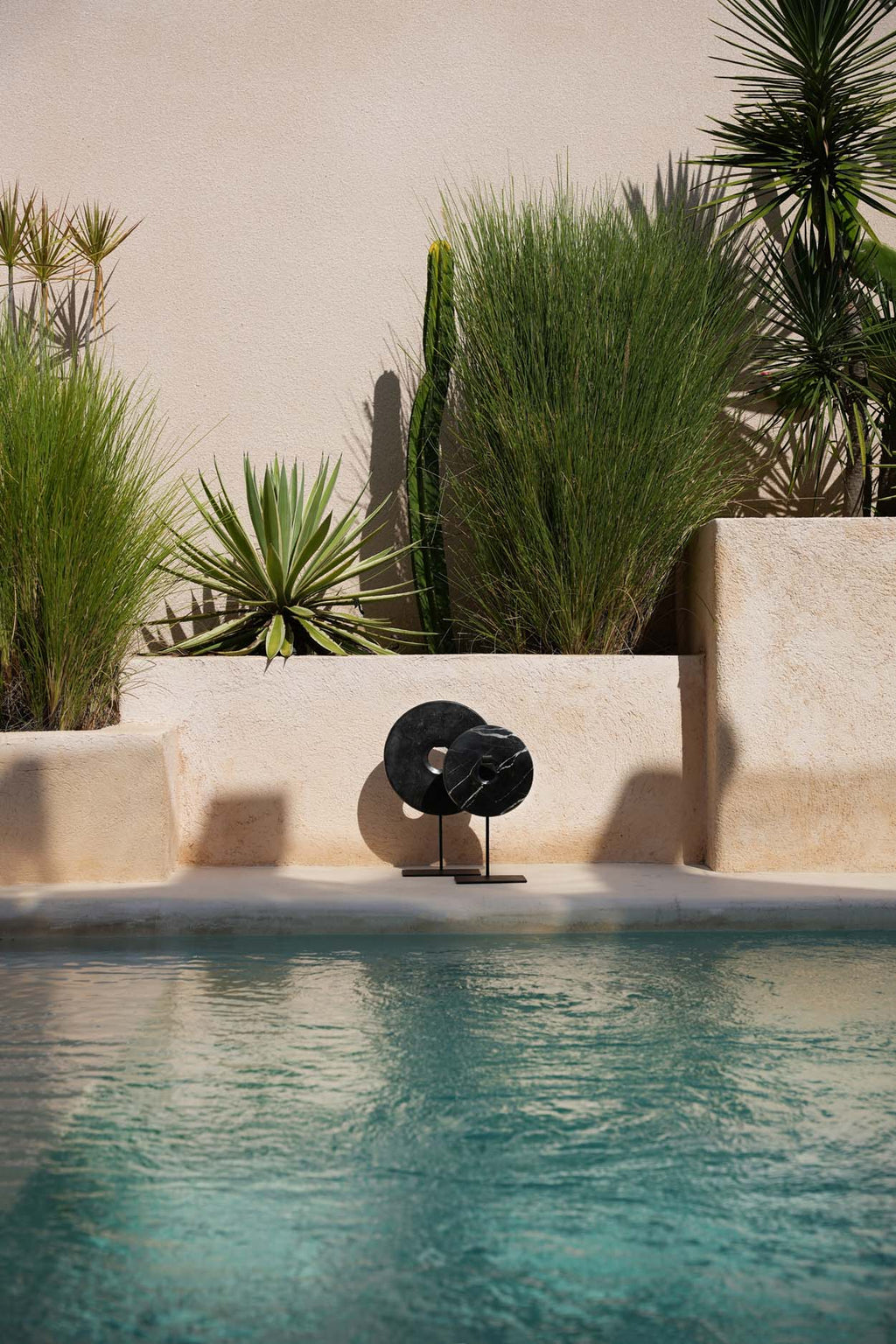 Kuro Sculptuur – Marmeren Schijf op Standaard (Zwart L)