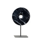 Kuro Sculptuur – Marmeren Schijf op Standaard (Zwart M)