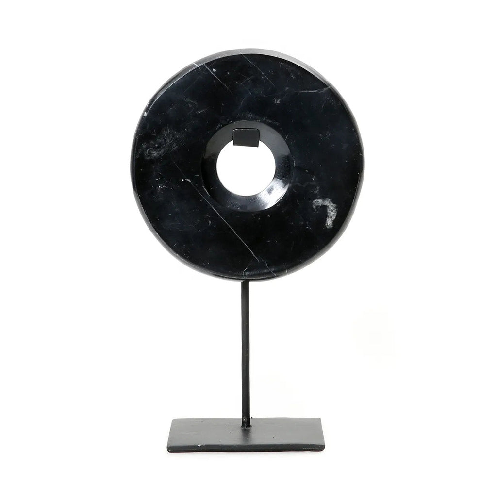 Kuro Sculptuur – Marmeren Schijf op Standaard (Zwart M)