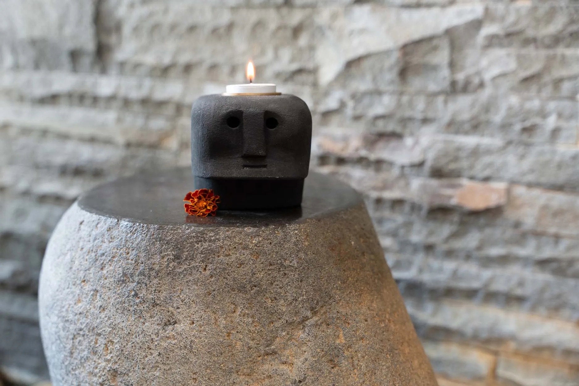 Kuro Kandelaar – Sumba Stone #27 Zwart