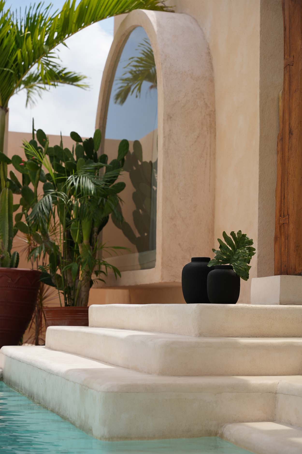 Kuro Peaky Vaas – Terracotta Zwart (M)